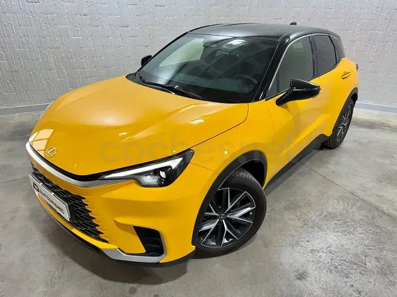 Usado Lexus LBX 136 CV (100 kW) 2025 Amarillo SUV