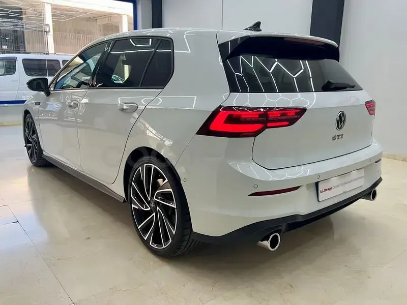 Usado VW Golf VIII GTI 245 CV (180 kW) 2021 Blanco Berlina