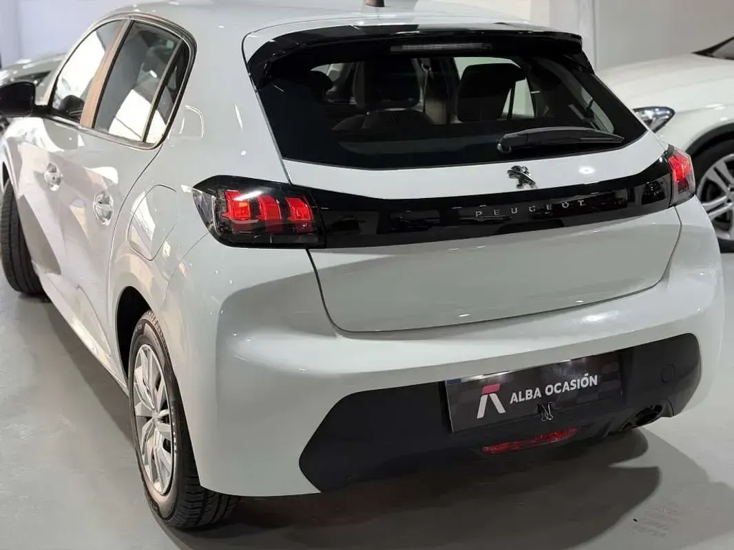 Usado Peugeot 208 Active 102 CV (75 kW) 2023 Blanco Utilitario
