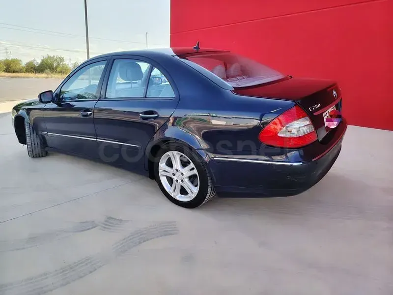 Usado Mercedes E280 Avantgarde 190 CV (139 kW) 2007 Azul Berlina