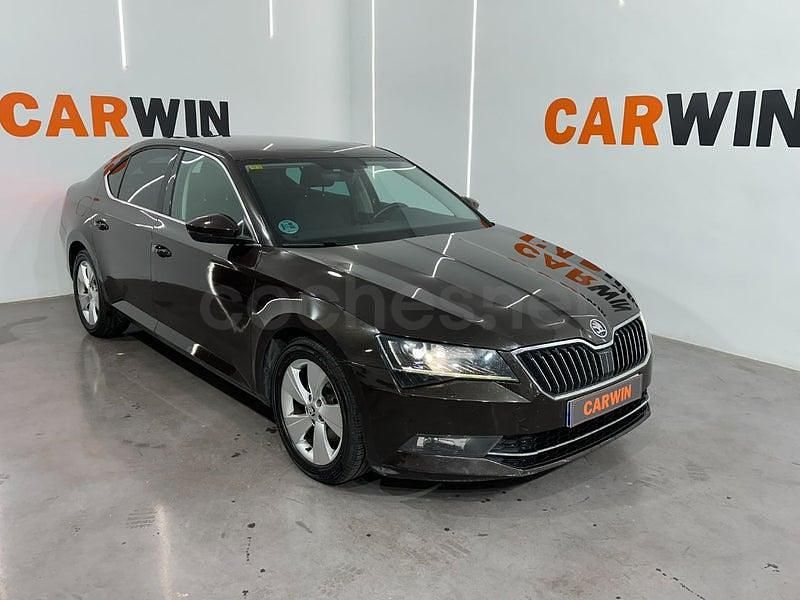 Usado Skoda Superb Ambition 120 CV (88 kW) 2017 Granate Berlina