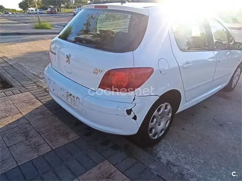 Usado Peugeot 307 90 CV (66 kW) 2004 Blanco Berlina