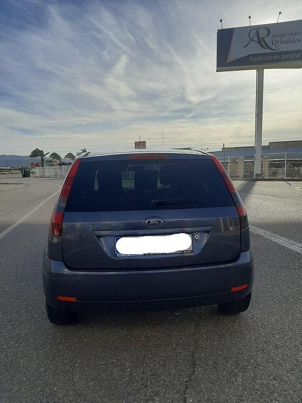 Usado Ford Fiesta Trend 90 CV (66 kW) 2005 Gris Utilitario