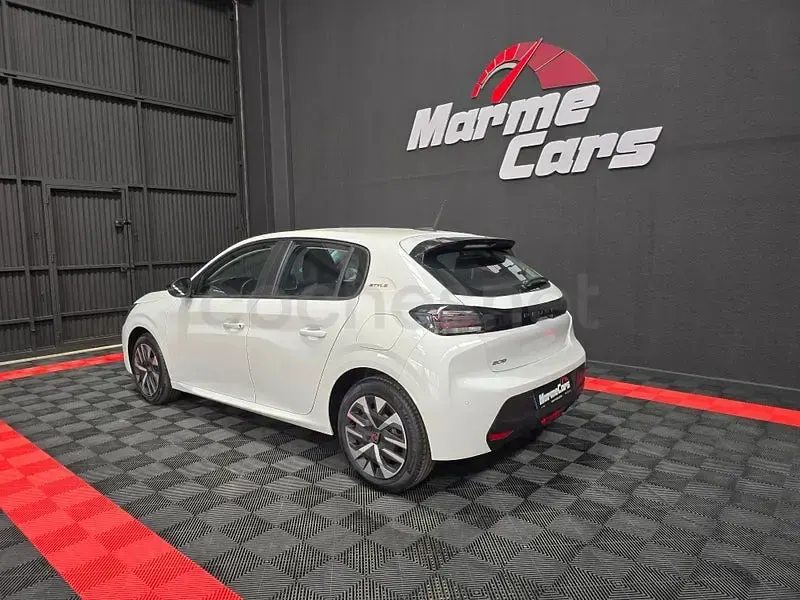 Usado Peugeot 208 Allure 100 CV (73 kW) 2025 Blanco Utilitario