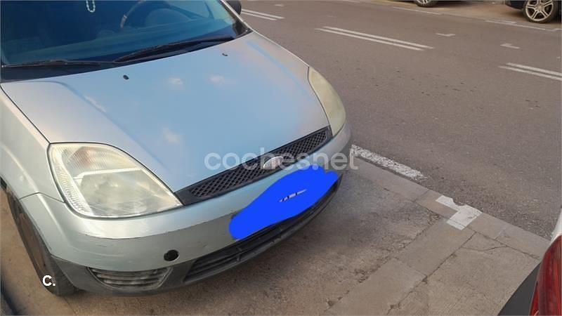 Usado Ford Fiesta Trend 68 CV (50 kW) 2004 Gris / plata Utilitario