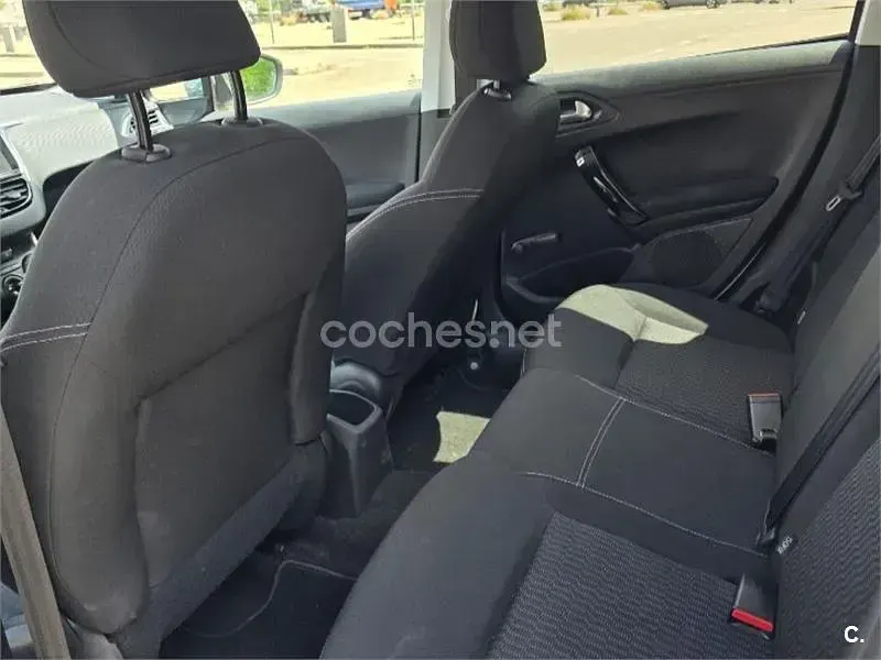 Usado Peugeot 208 Style 82 CV (60 kW) 2016 Blanco Utilitario