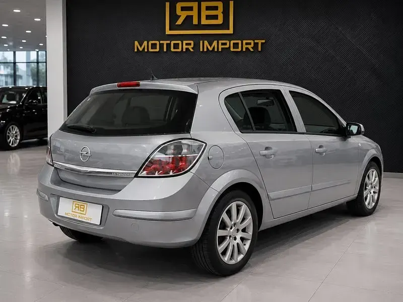 Usado Opel Astra Enjoy 115 CV (84 kW) 2008 Gris / plata Berlina