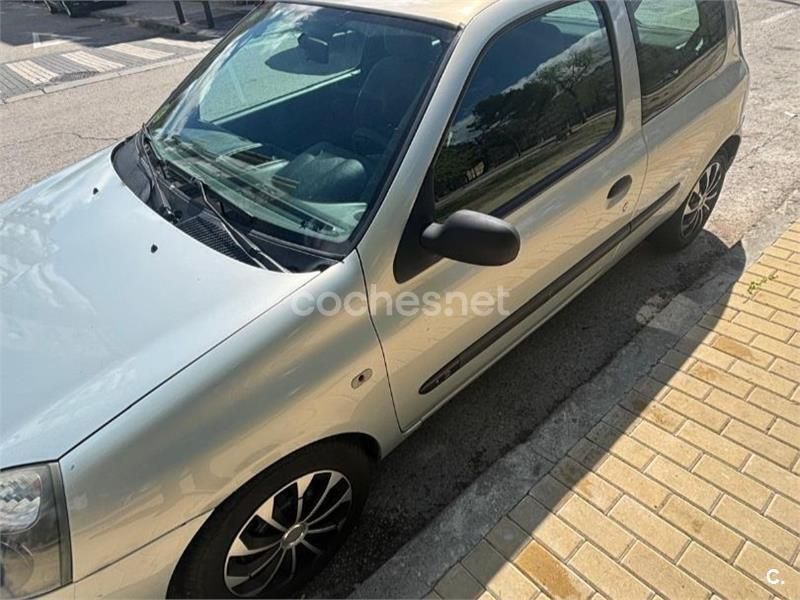 Gris / plata Usado 2004 Renault Clio II Expression Berlina | 1500 € (Buen precio) - Imagen 1/4