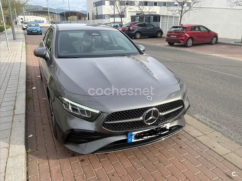 Usado Mercedes A180 116 CV (85 kW) 2023 Gris / plata Berlina