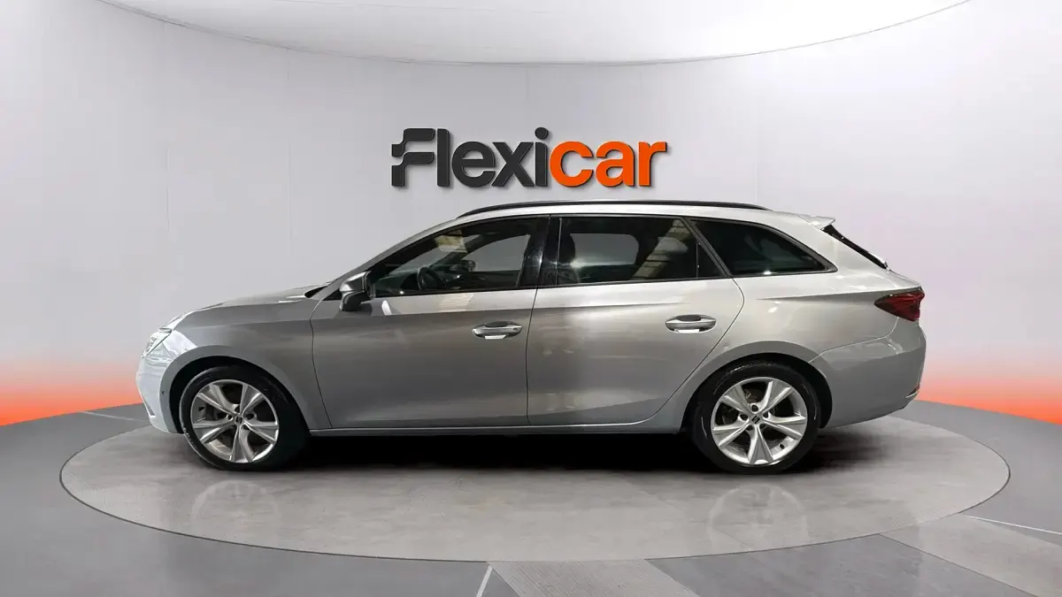 Usado Seat Leon FR 150 CV (110 kW) 2022 Gris Familiar