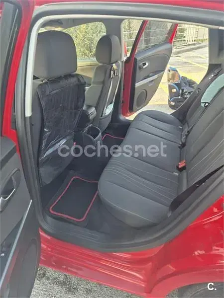 Usado Seat Leon I-Tech 105 CV (77 kW) 2012 Rojo Berlina