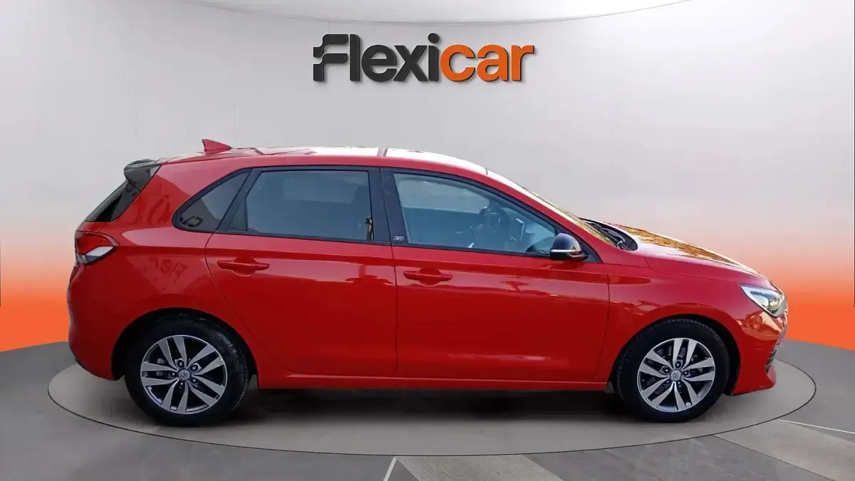 Usado Hyundai i30 110 CV (80 kW) 2018 Rojo Berlina