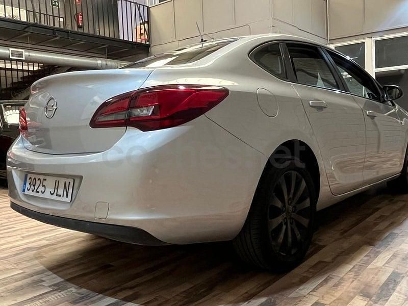 Usado Opel Astra Excellence 110 CV (80 kW) 2016 Gris / plata Berlina