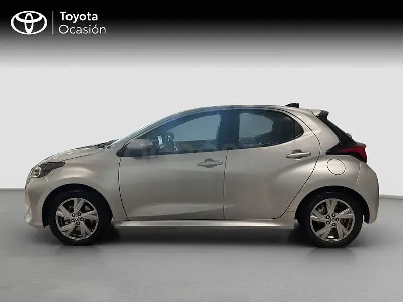 Usado Toyota Yaris Hybrid Active 116 CV (85 kW) 2025 Gris / plata Berlina