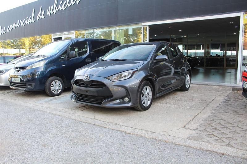 Gris Usado 2024 Toyota Yaris Hybrid Active Utilitario | 16.850 € (Super precio) - Imagen 1/4
