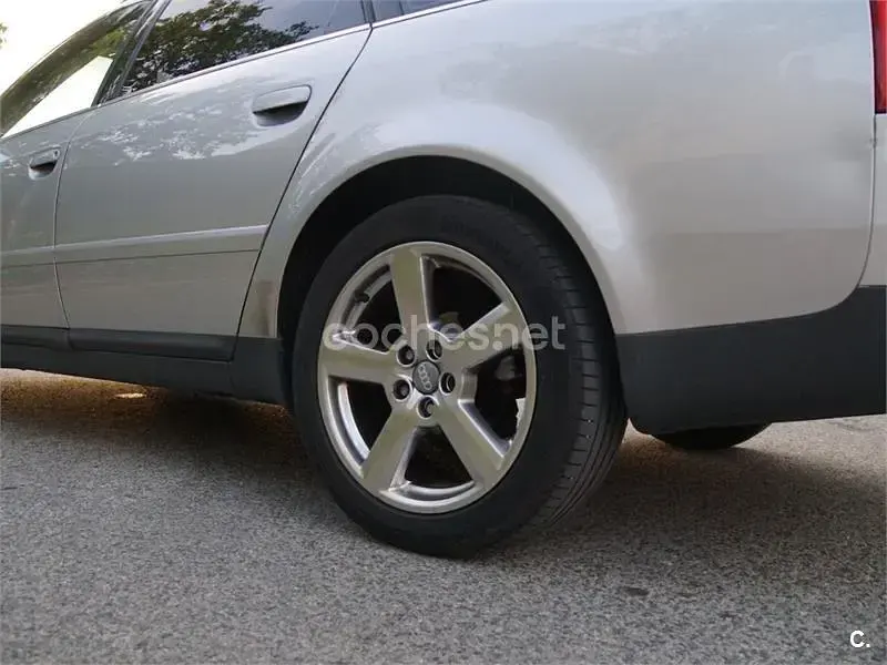 Usado Audi A6 150 CV (110 kW) 2001 Gris / plata Familiar