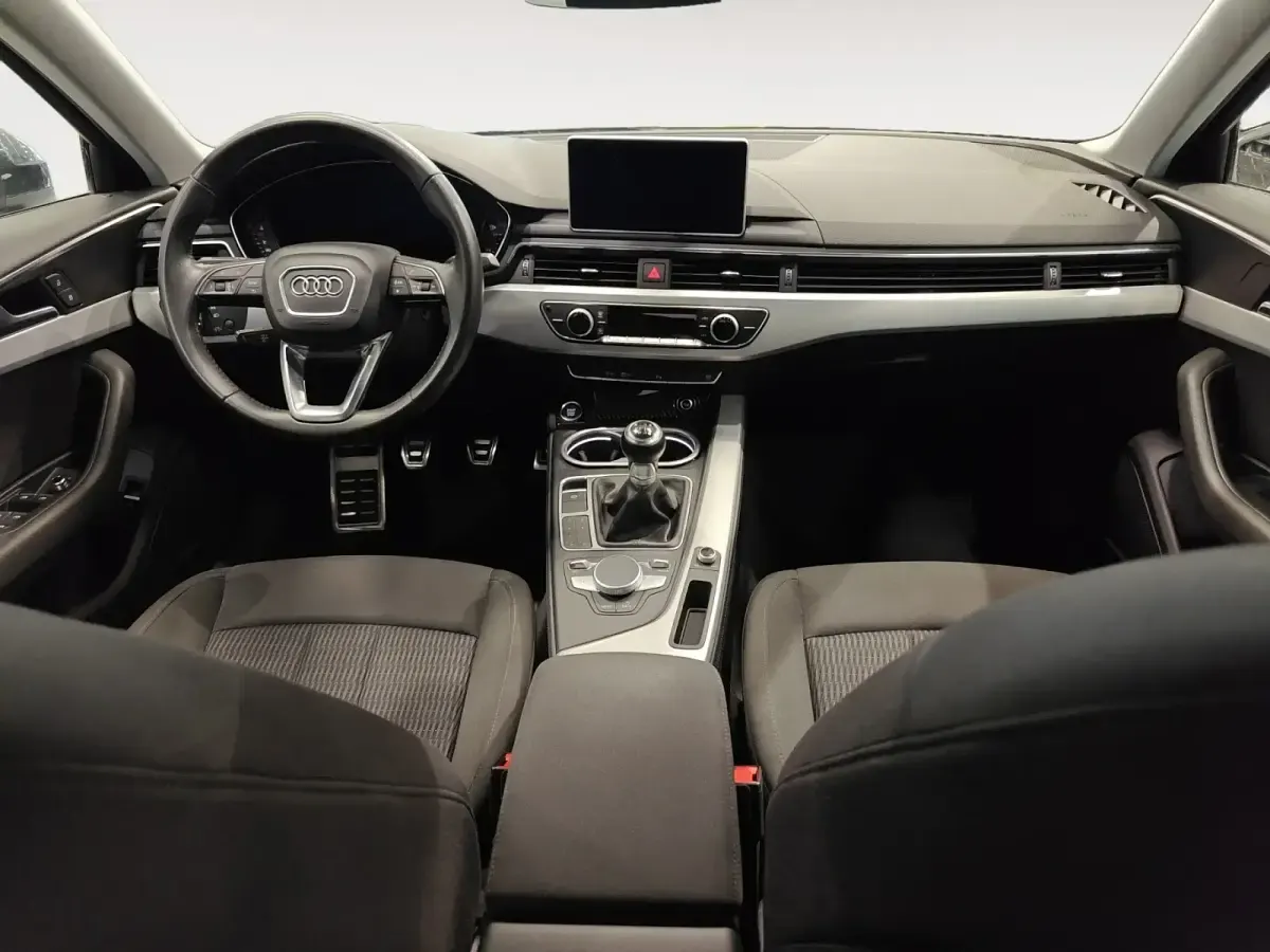 Usado Audi A4 Design 150 CV (110 kW) 2018 Gris/plata Berlina