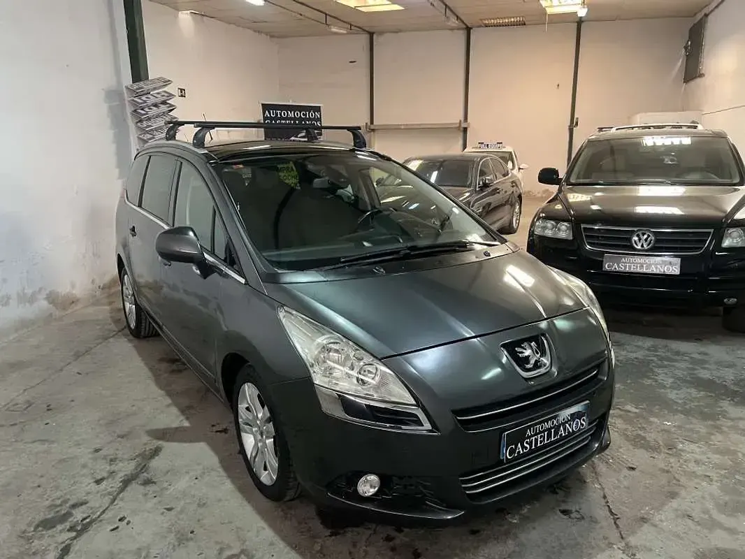 Usado Peugeot 5008 Active 111 CV (81 kW) 2012 Verde Monovolumen