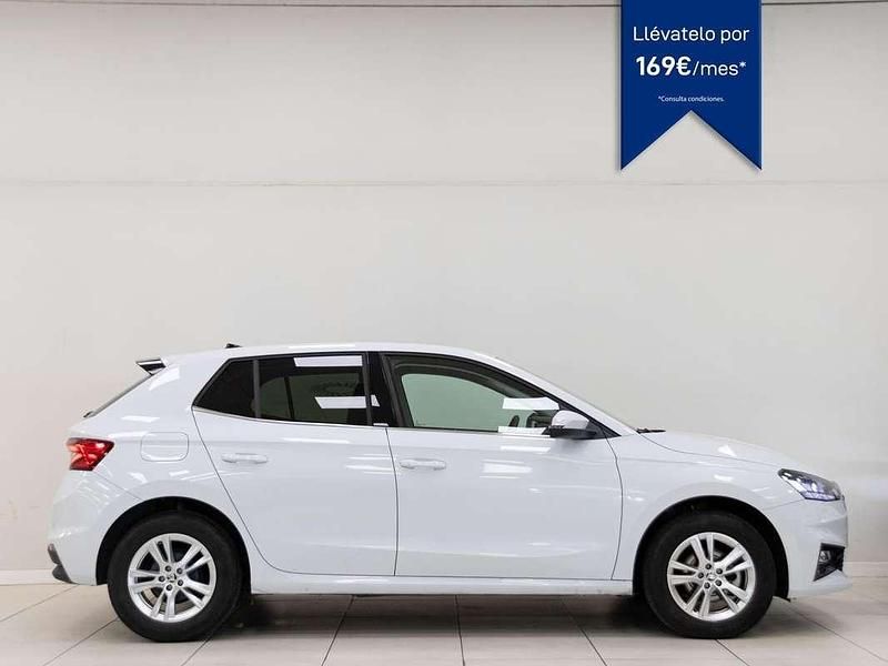 Usado Skoda Fabia Selection 95 CV (69 kW) 2024 Blanco Utilitario