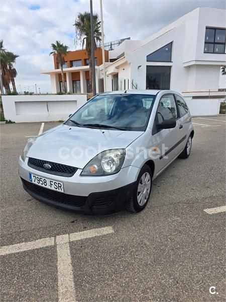 Gris / plata Usado 2007 Ford Fiesta Coupe | 2000 € (Buen precio) - Imagen 1/4