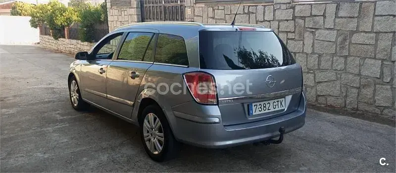 Usado Opel Astra Edition 110 CV (80 kW) 2010 Gris / plata Familiar