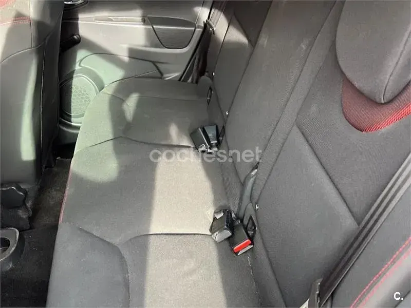 Usado Renault Clio IV Authentique 75 CV (55 kW) 2013 Rojo Berlina