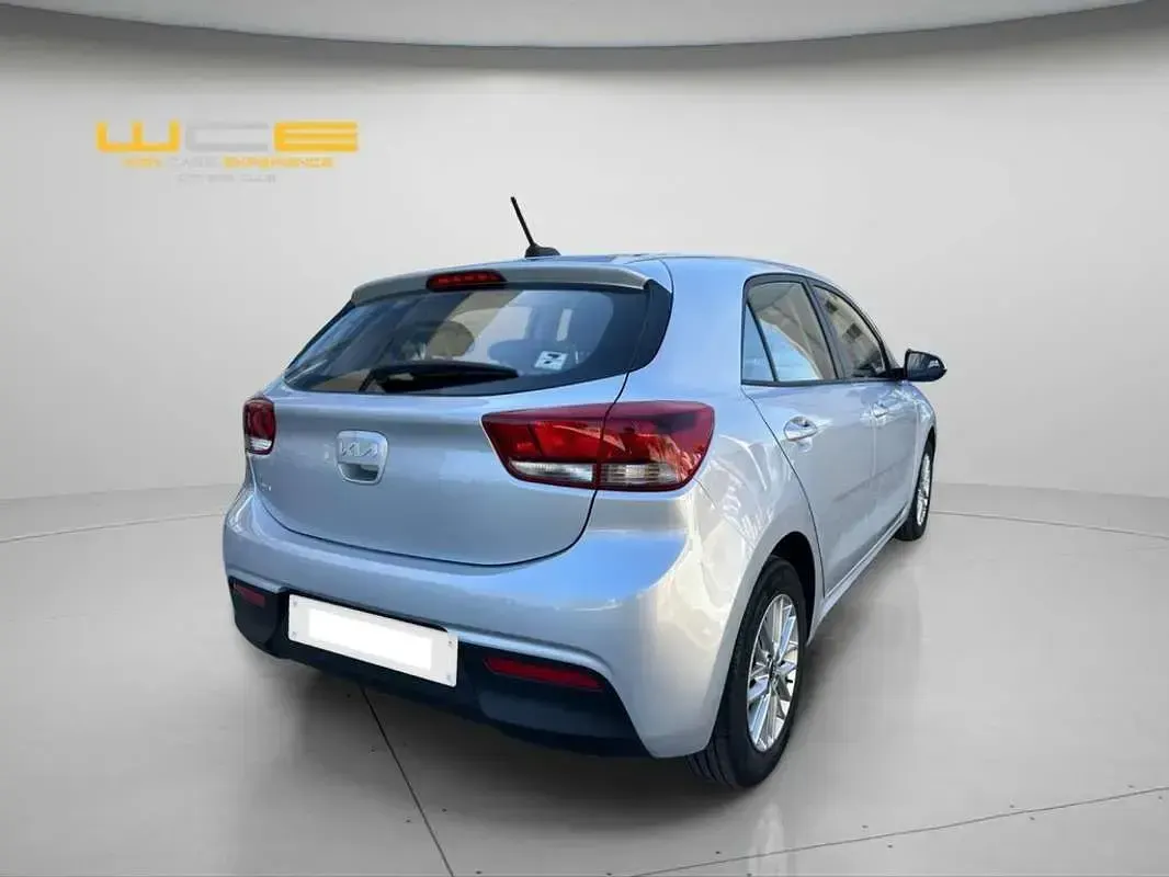 Usado Kia Rio 84 CV (61 kW) 2023 Gris Utilitario
