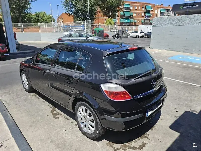 Usado Opel Astra Enjoy 105 CV (77 kW) 2006 Negro Berlina
