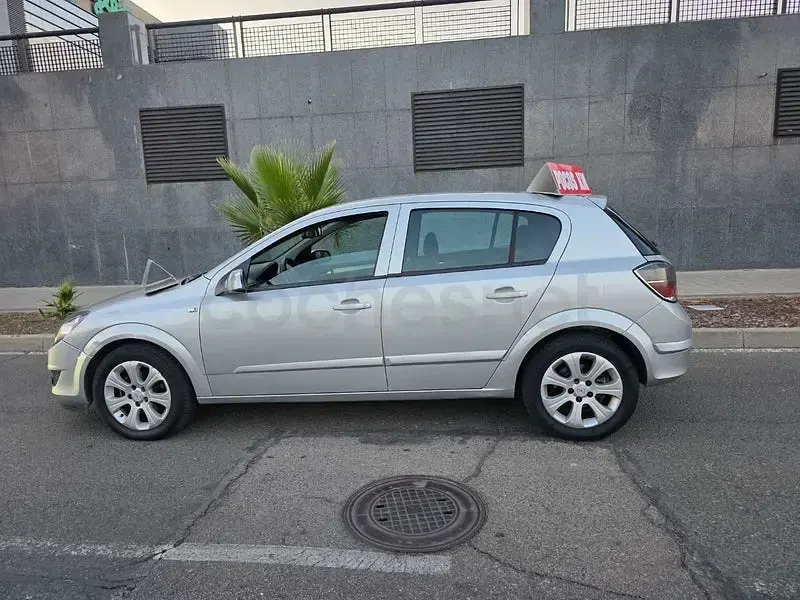 Usado Opel Astra Edition 110 CV (80 kW) 2009 Gris / plata Berlina