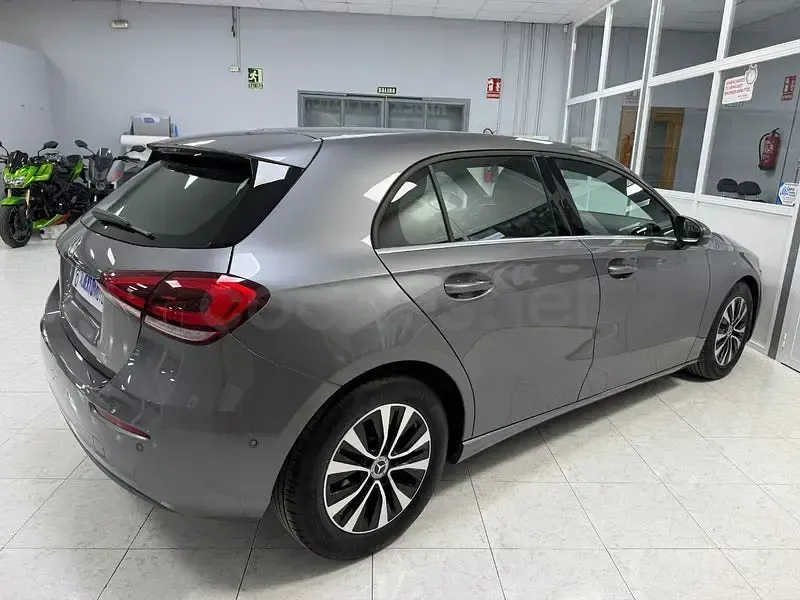 Usado Mercedes A180 116 CV (85 kW) 2022 Gris / plata Berlina