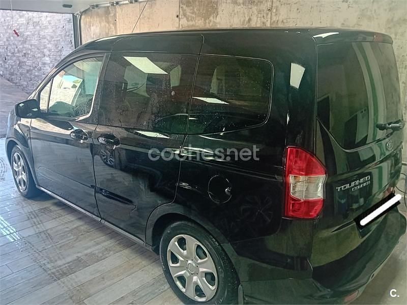 Usado Ford Tourneo Courier Trend 100 CV (73 kW) 2017 Negro Monovolumen