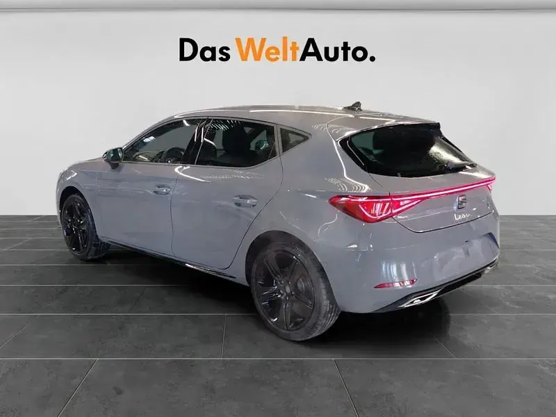 Usado Seat Leon FR 204 CV (150 kW) 2026 Gris / plata Berlina