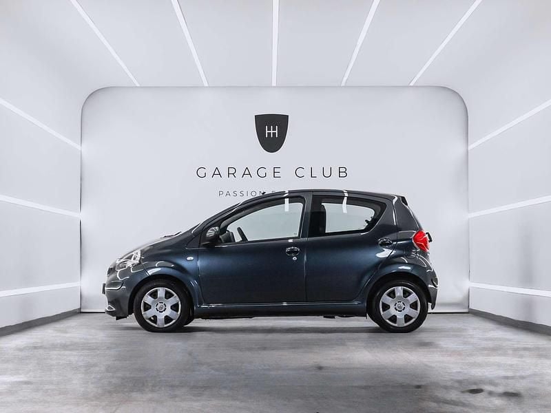 Usado Toyota Aygo 68 CV (50 kW) 2007 Gris Utilitario