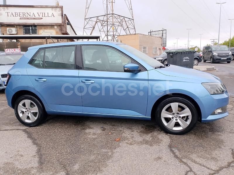 Azul Usado 2017 Skoda Fabia Ambition Berlina | 9800 € (Precio justo) - Imagen 1/4