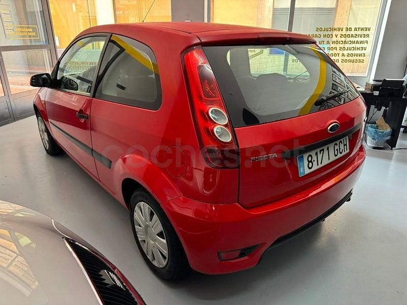 Usado Ford Fiesta Ambiente 68 CV (50 kW) 2008 Rojo Utilitario