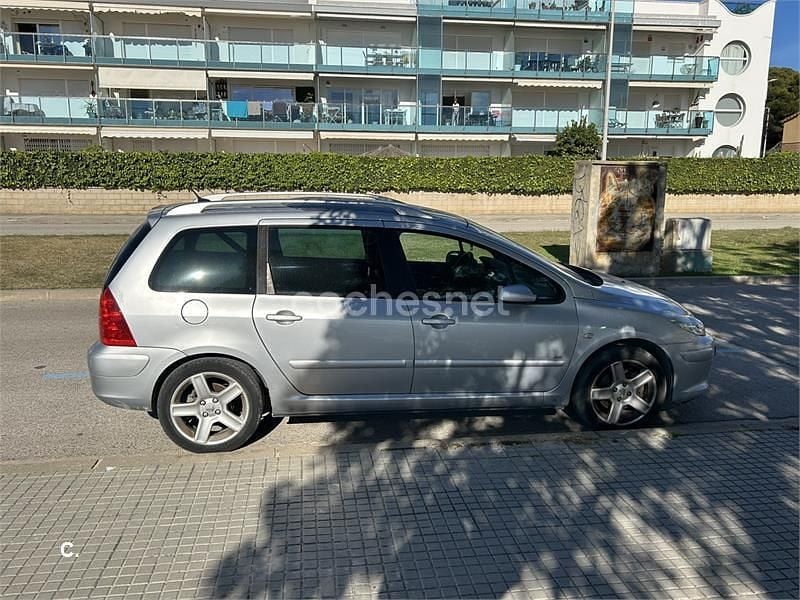 Usado Peugeot 307 110 CV (80 kW) 2003 Gris / plata Familiar