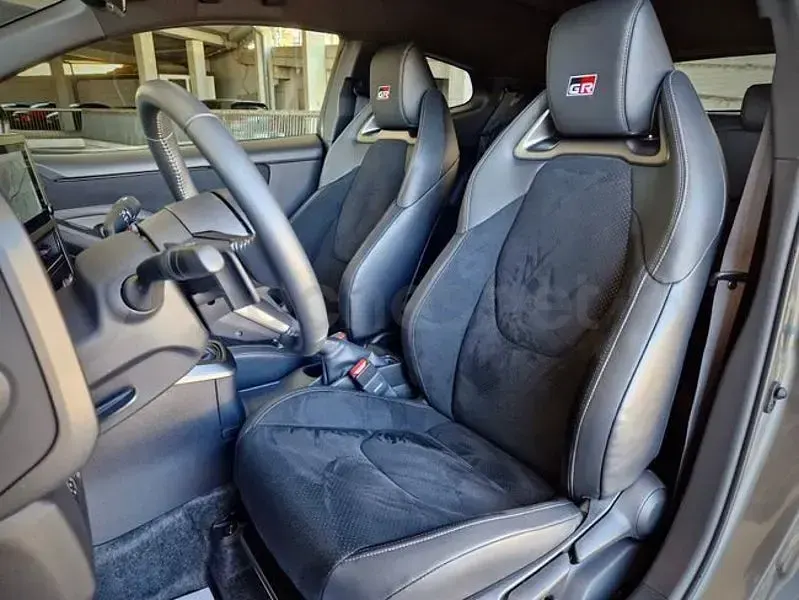 Usado Toyota Yaris 276 CV (202 kW) 2024 Gris / plata Utilitario