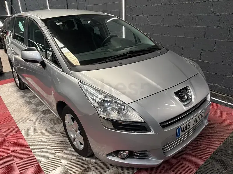 Usado Peugeot 5008 Allure 115 CV (84 kW) 2013 Gris / plata Monovolumen