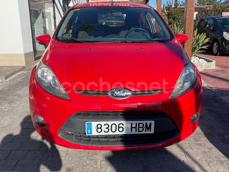 Rojo Usado 2011 Ford Fiesta Trend Berlina | 6500 € (Un poco caro) - Imagen 1/4