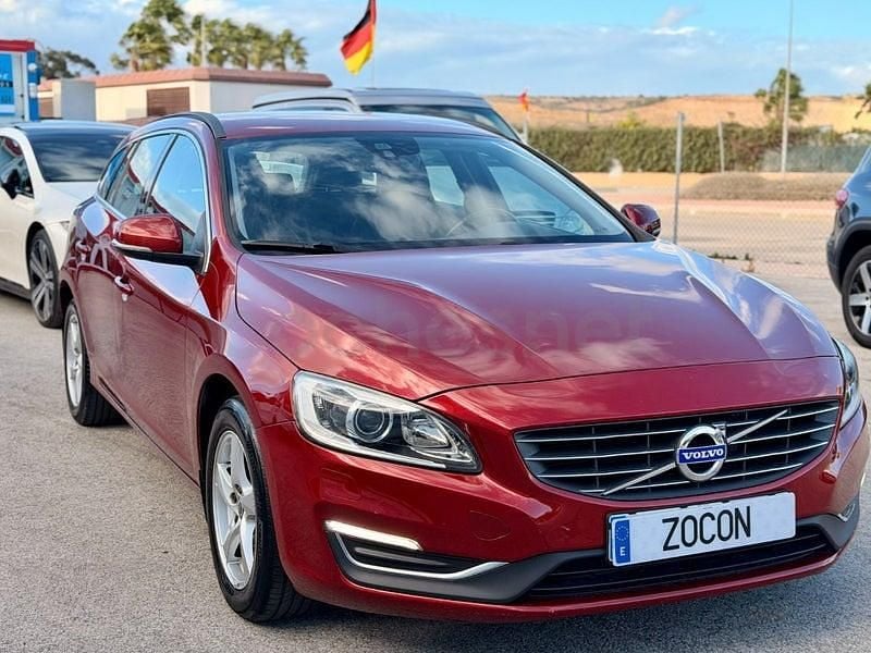 Usado Volvo V60 Momentum 120 CV (88 kW) 2015 Granate Familiar