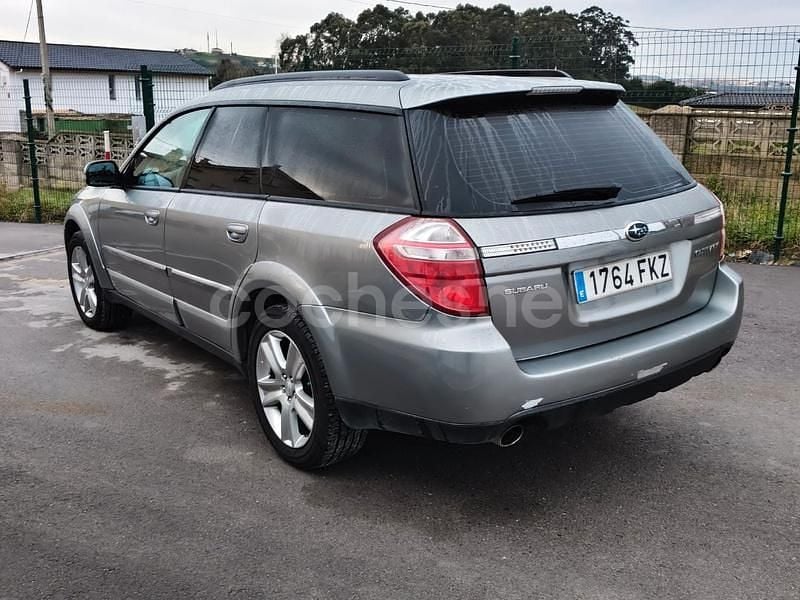 Usado Subaru Outback 165 CV (121 kW) 2007 Gris / plata Familiar