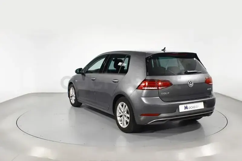 Usado VW Golf VII Advance 130 CV (95 kW) 2018 Gris / plata Berlina