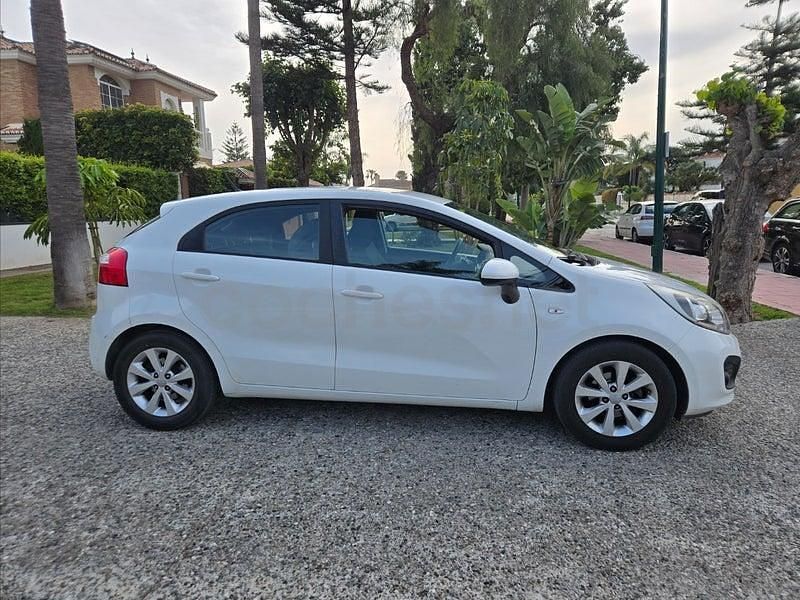 Usado Kia Rio 85 HP (62 kW) 2013 Branco Sedan
