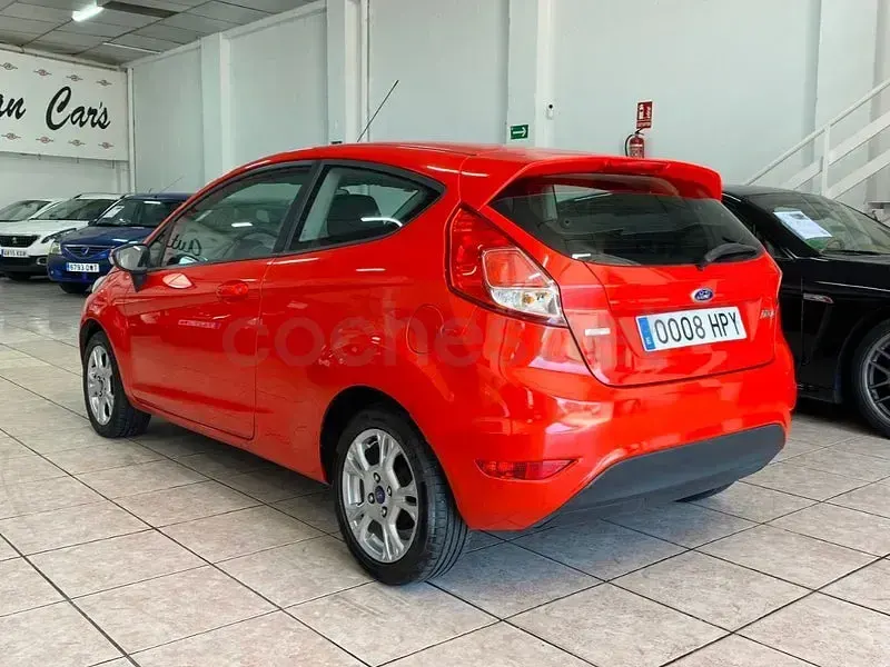 Usado Ford Fiesta Trend 100 CV (73 kW) 2013 Rojo Berlina