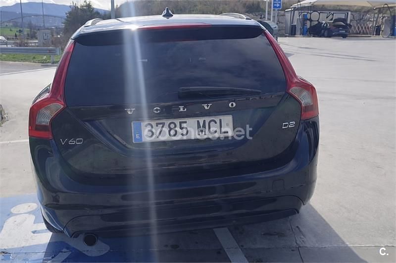 Usado Volvo V60 Kinetic 120 CV (88 kW) 2016 Negro Familiar