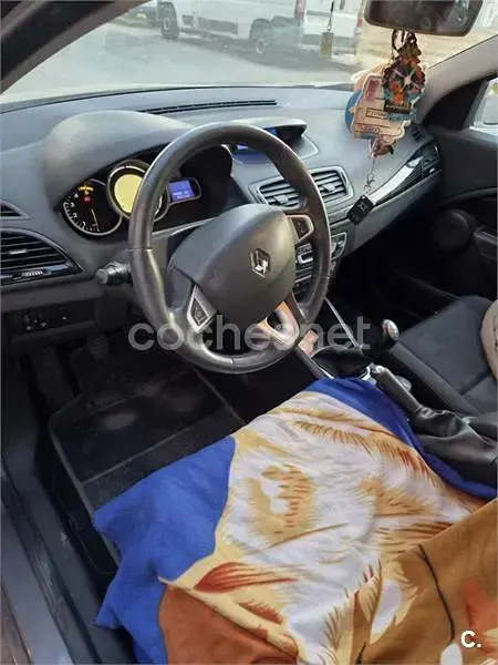 Usado Renault Mégane Expression 90 CV (66 kW) 2012 Gris / plata Berlina