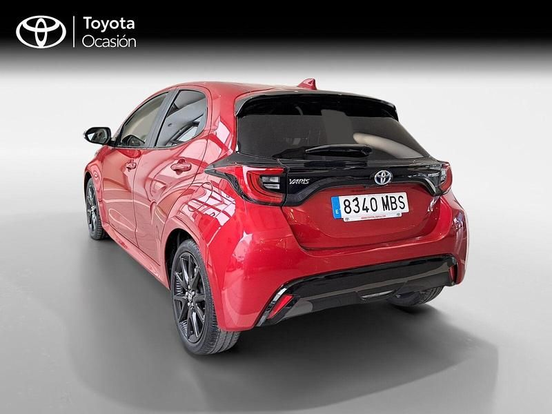 Usado Toyota Yaris Hybrid Style 116 CV (85 kW) 2022 Rojo Berlina