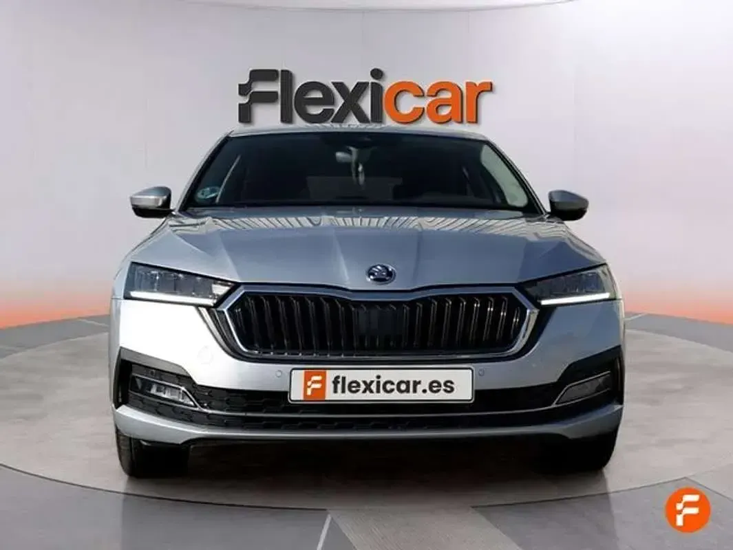 Usado Skoda Octavia Selection 110 CV (80 kW) 2024 Gris Berlina