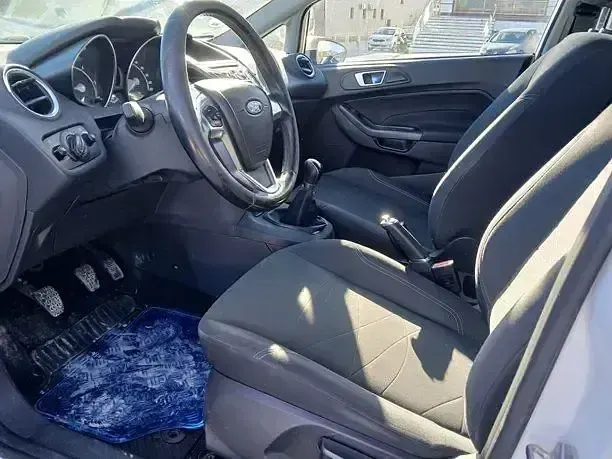 Usado Ford Fiesta Trend 75 CV (55 kW) 2016 Blanco Utilitario
