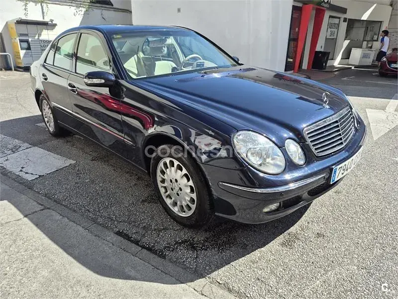 Usado Mercedes E240 Elegance 170 CV (125 kW) 2003 Azul Berlina